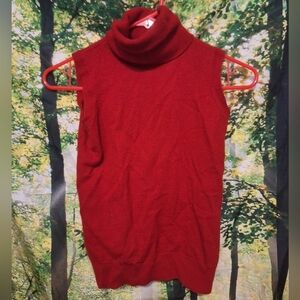 Sleeveless cherry red merino wool turtleneck